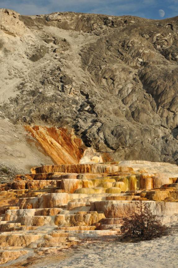 A impressionante paisagem de Mammouth Springs, no Yellowstone National Park, no Wyoming, nos Estados Unidos